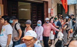 Đến hẹn lại lên: Người Hà Nội kiên nhẫn xếp hàng dài đợi mua bánh Trung thu Bảo Phương