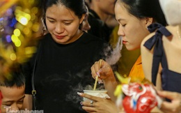 ‘Hốt bạc’ nhờ bán kem nhả khói độc đáo mùa Trung thu Hà Nội