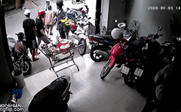 Clip nhóm "cô hồn sống" lật đổ bàn cúng của gia chủ khiến nhiều người bức xúc