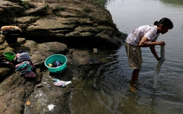 Sông ở Indonesia 'chết dần' vì rác thải y tế Covid-19
