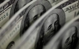 Bloomberg: Từ 'hầm trú ẩn an toàn', đồng USD trở thành khoản đặt cược không thể thiếu với nhà đầu tư
