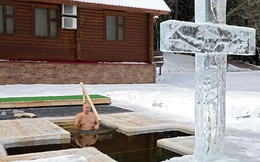 Clip: Tổng thống Putin cởi trần tắm trong hố băng khi thời tiết -20 độ C