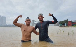 Bơi 200 km từ chân cầu Long Biên đến biển Thái Bình, nhân viên văn phòng và thầy giáo hoàn thành thử thách giữa mùa đông rét mướt