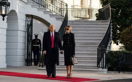 Mới chủ động nắm tay chồng cùng nhau rời Nhà Trắng, phu nhân Melania Trump lại có hành động khó hiểu tại sân bay gây bàn tán xôn xao