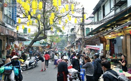 Gà cánh tiên “hút khách” trong phiên chợ Rằm cuối năm giữa phố Hà Nội: Chủ quán luộc gà gấp rút, shipper giao mỏi chân không kịp