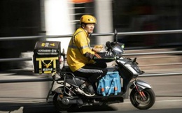 Shipper ở Trung Quốc: Mỗi chuyến giao hàng là một lần đối mặt với ‘tử thần’, một tay lái xe, tay kia dùng smartphone nhận đơn