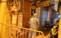 Chùm ảnh: Chốt chặn, phong toả con ngõ ở Nguyễn Khánh Toàn liên quan ca nhiễm Covid-19 mới
