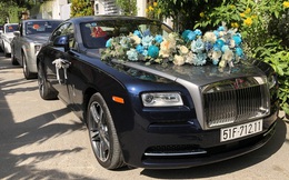Dàn xe hơn 100 tỷ phục vụ đám cưới thiếu gia Phan Thành: Đủ loại Rolls-Royce, Maybach, Lexus đậu kín ngõ nhà cô dâu