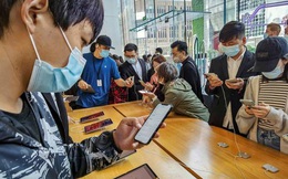Chứng kiến doanh số iPhone lập kỷ lục, dân mạng Trung Quốc lại cãi nhau về 'lòng yêu nước'