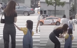 Câu chuyện bé gái 5 tuổi nhờ người lớn dẫn qua đường có gì mà viral khắp MXH Hàn, được dân tình bàn tán xôn xao?