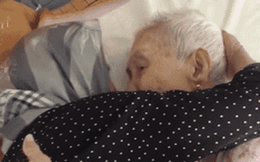 Nghẹn ngào khoảnh khắc mẹ 105 tuổi bật khóc khi gặp con gái 84 tuổi sau 4 tháng giãn cách: “Má nhớ con thiệt mà hổng biết con ở đâu”
