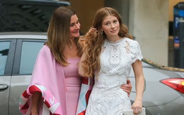 Con gái Bill Gates 'dát' đồ hiệu, trang sức kim cương xuất hiện cùng mẹ trước thềm đám cưới