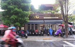 Hàng quán Đà Nẵng ngày đầu bán tại chỗ: Nơi tấp nập khách dù trời mưa, chỗ vẫn đóng cửa im lìm