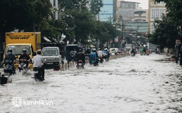 Ảnh: Hàng loạt tuyến đường Sài Gòn ngập nặng sau cơn mưa 30 phút, người dân bì bõm đẩy xe về nhà