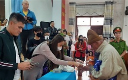 Ca sĩ Thủy Tiên trao quà từ thiện ở Quảng Trị như thế nào?