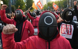 Hàn Quốc: Hàng nghìn người lao động mặc trang phục 'Squid Game' biểu tình vì 'kiếm sống quá khó khăn'