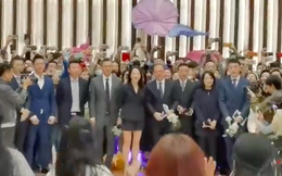 Clip: Nhân viên Huawei đứng chật kín sảnh, nhảy múa, tặng hoa chào mừng bà Mạnh Vãn Chu chính thức quay lại văn phòng làm việc