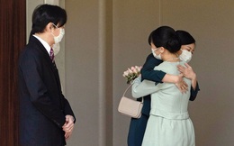 Công chúa Nhật Bản không váy cưới nghẹn ngào chào cha mẹ, cúi đầu trước dân chúng, một mình rời khỏi nhà trong ngày hôn lễ