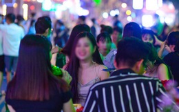 NÓNG: Đề xuất mở vũ trường, karaoke, quán bar, hàng rong... tại TP HCM