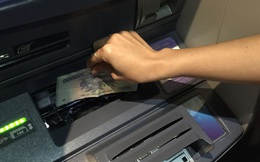 Hà Nội: Cô gái mất gần 20 triệu ở cây ATM vì vội rời đi khi giao dịch chưa hoàn thành, tá hỏa lên mạng cầu cứu