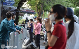 Hà Nội: Người dân lách qua hàng rào, đứng vái vọng ở Phủ Tây Hồ ngày mùng 1