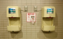 Dùng giấy vệ sinh hay máy sấy tay sau khi đi WC thì sạch hơn? Câu hỏi tạo nên cuộc đối đầu không hồi kết của 2 ngành sản xuất