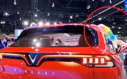 Một vật lạ cực rẻ lọt khuôn hình ra mắt xe điện VinFast tại Mỹ, hoá ra hàng Việt rất quen