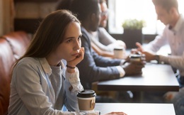 Làm thế nào để đối phó với cảm giác bị cô lập tại nơi làm việc?