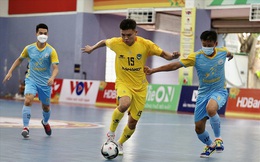 Chuyện kỳ lạ: Cầu thủ futsal đeo khẩu trang thi đấu tại giải VĐQG