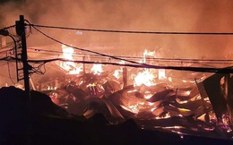Dân xót xa vì nhà tan hoang do cháy lớn tại xưởng 2000m2 ở Sài Gòn: Tối nay chỉ thức trắng