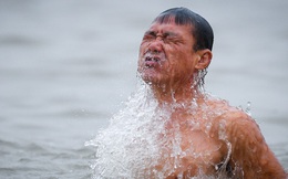 Bãi tắm tiên sông Hồng vẫn tấp nập trong trời rét 15 độ C
