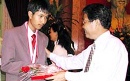 "Cậu bé vàng" của Việt Nam: 17 tuổi đã giỏi vượt trội, được tuyển vào lớp đào tạo nhân tài, tốt nghiệp Havard, giờ có công việc cực đỉnh