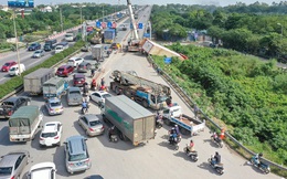 [Ảnh] Cầu Thanh Trì ùn tắc hơn 10km nhiều tiếng đồng hồ sau vụ xe container lật nghiêng