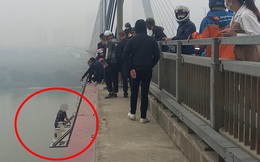 Hà Nội: Nghẹt thở giải cứu nam thanh niên ngồi vắt vẻo suốt gần 2 tiếng trên lan can cầu Nhật Tân