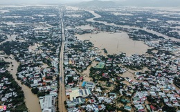 Những hình ảnh khó quên trong 3 ngày mưa lớn tại miền Trung: Ô tô "cưỡi" lũ, thủy điện xả kinh hoàng, dân lội nước vẫy tay gọi cứu trợ
