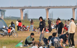 Hàng trăm người dân ở Hà Nội vẫn tụ tập cắm trại, cởi bỏ khẩu trang bất chấp dịch Covid-19 diễn biến phức tạp