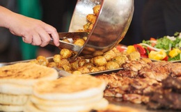 Tại sao các nhà hàng buffet luôn có lãi dù thực khách ăn nhiều đến mấy đi chăng nữa?