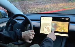 Tesla bị điều tra vì để cho tài xế có thể vừa lái xe vừa chơi game