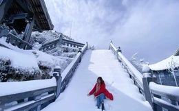Tuyết bất ngờ phủ trắng đỉnh Fansipan ngày cuối tuần, sắp tới nhiệt độ sẽ giảm rất sâu