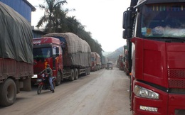 Cửa khẩu Lào ùn ứ hệt Lạng Sơn: Trung Quốc thông quan nhỏ giọt, xe container nối đuôi 20km