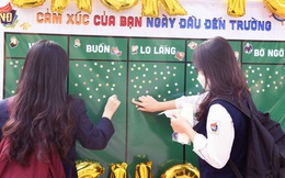Hàng ngàn học sinh lớp 12 của Hà Nội đi học trực tiếp sau nhiều tháng nghỉ dịch
