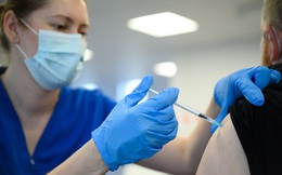 Người đàn ông đeo tay giả đi tiêm vắc-xin COVID-19 để gian lận thẻ xanh