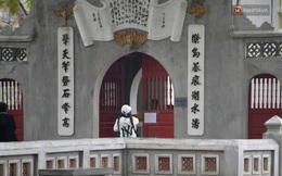 Ảnh: Mùng 5 Tết, nhiều di tích và đền chùa ở Hà Nội đóng cửa, người dân đứng bên ngoài vái vọng