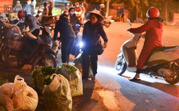 Ảnh: Đường vào thôn bị phong toả, người dân Mê Linh chuyển hàng tạ rau qua chốt kiểm dịch y tế trong đêm