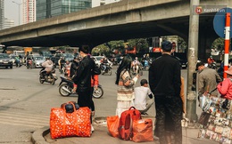 Chùm ảnh: Sinh viên Hà Nội khệ nệ mang đồ đạc, đeo khẩu trang kín mít về quê ăn Tết