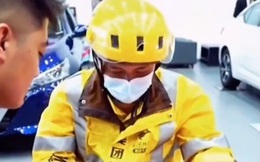 Đến showroom ôtô giao đồ ăn, thấy xe đẹp, anh shipper "tiện tay" tậu luôn một chiếc