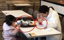 Hai mẹ con ngồi ăn ở khu dịch vụ, người qua đường chụp ảnh tung lên mạng, dân tình đồng loạt bày tỏ: Quá lo lắng cho tương lai của đứa trẻ