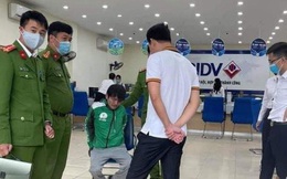 Nóng: Bắt tại trận người đàn ông mang theo vật nghi súng, mìn cướp ngân hàng ở Hà Nội