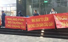Hy hữu ở Hà Nội: Mua chung cư quận Cầu Giấy lại "nhầm" thành Nam Từ Liêm, chủ đầu tư im bặt, hàng trăm cư dân căng băng rôn yêu cầu đối thoại
