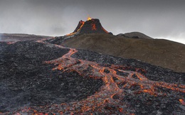 Người dân Iceland đổ xô đi xem núi lửa phun trào sau gần 800 năm